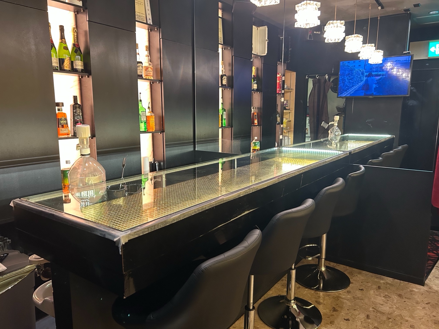 BAR BALIANの店内。ブラックを基調にしたカウンターと照明